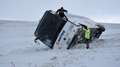 Turist kafilesini taşıyordu! Kara saplandı!