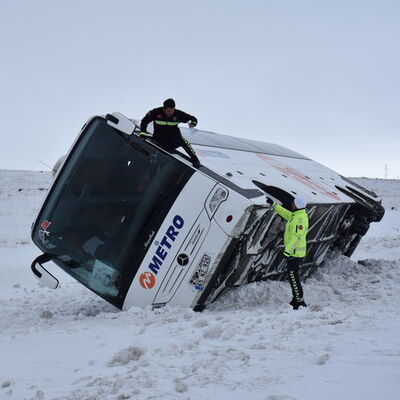 Turist kafilesini taşıyordu! Kara saplandı!