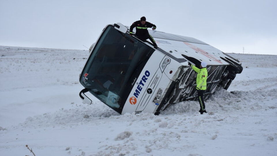 Turist kafilesini taşıyordu! Kara saplandı!