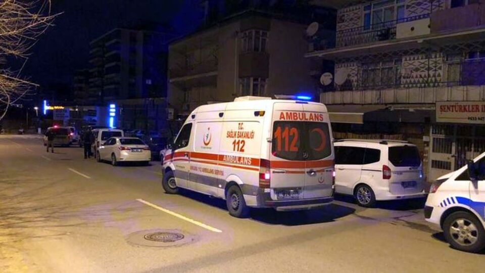 Annesine silah çeken babasını öldürdü!