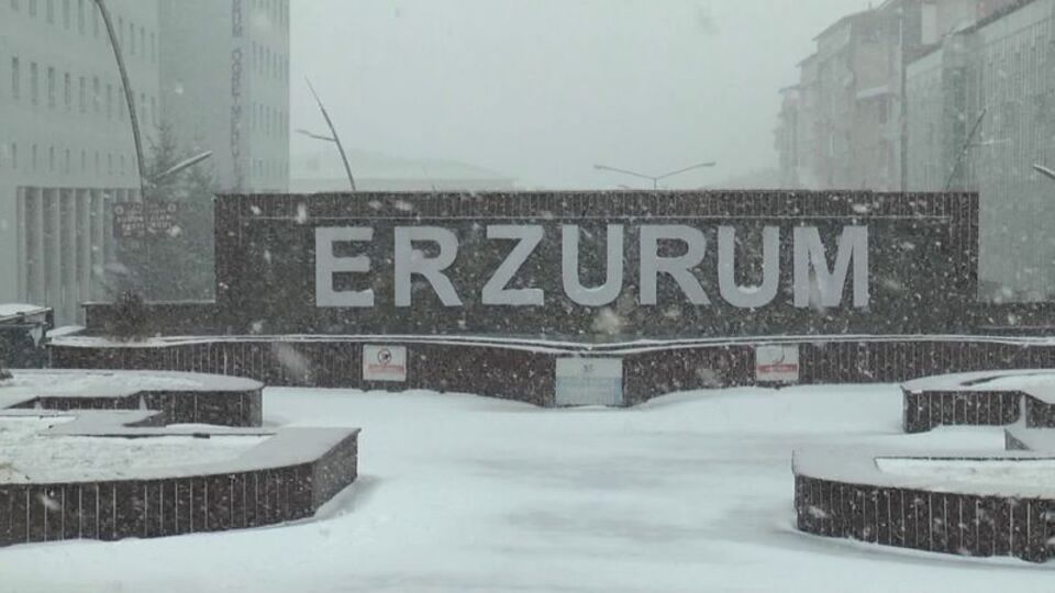 Erzurum - Keçiören maçına kar engeli