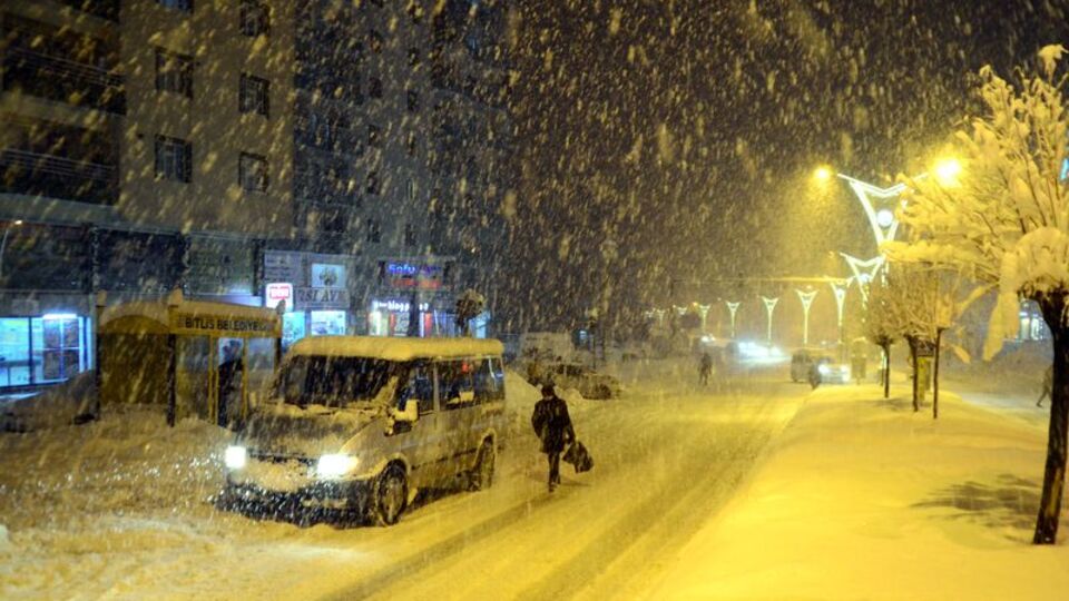 Bitlis'te yolda mahsur kalan yolculara yardım eli