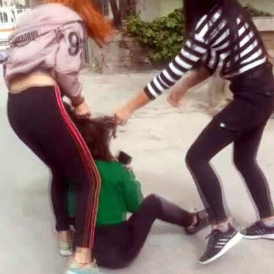 Kızları dövüyorlar! Hala yeğen şiddeti!