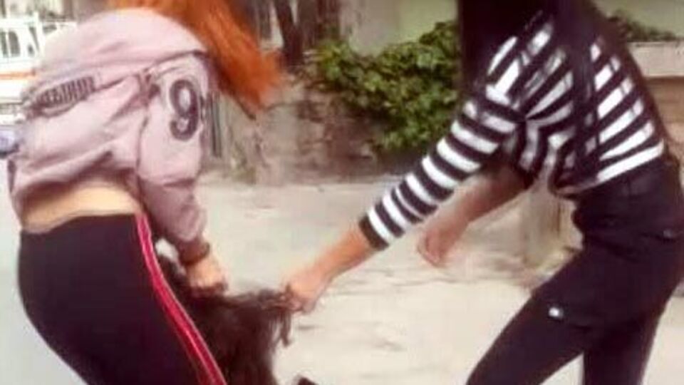 Kızları dövüyorlar! Hala yeğen şiddeti!