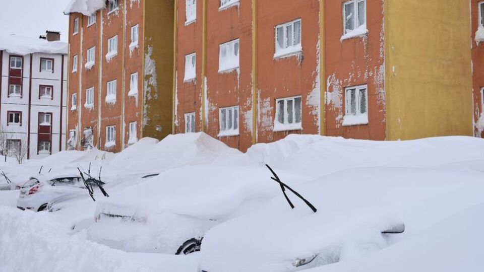 Bitlis'te kar 2 metreye ulaştı!