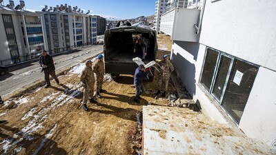 Depremzedelerin ev eşyasını taşıyorlar