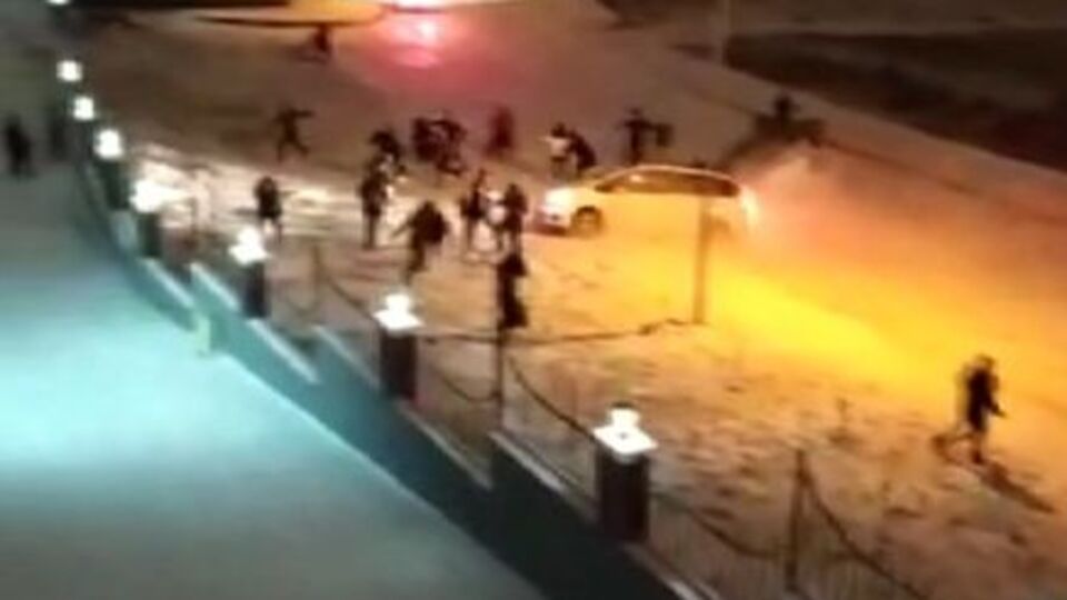 Nefesler tutuldu! Kalabalığın arasına daldı!