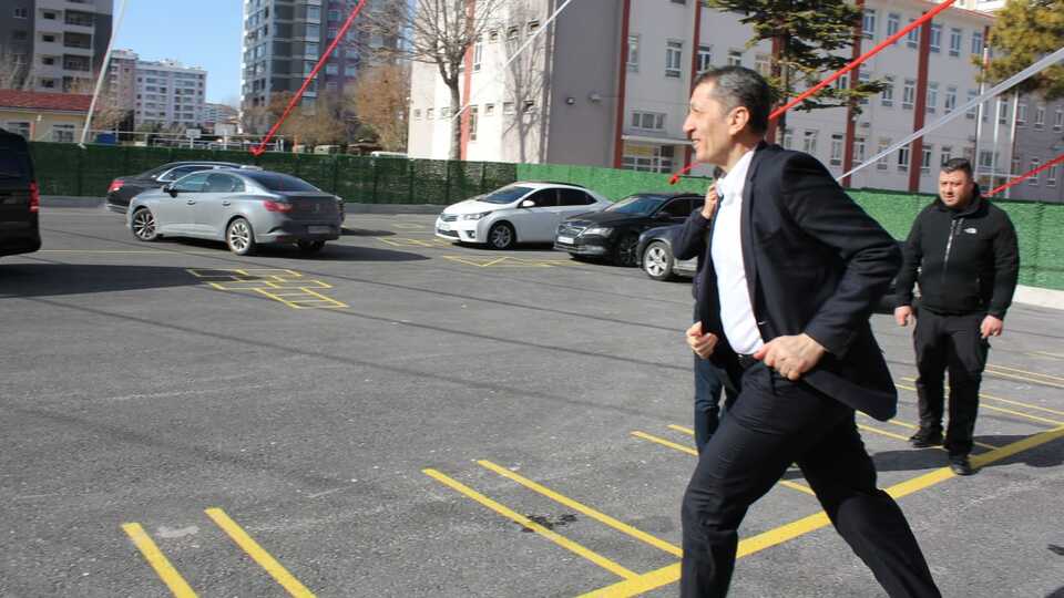 Bakan koşa koşa yanlarına gitti!