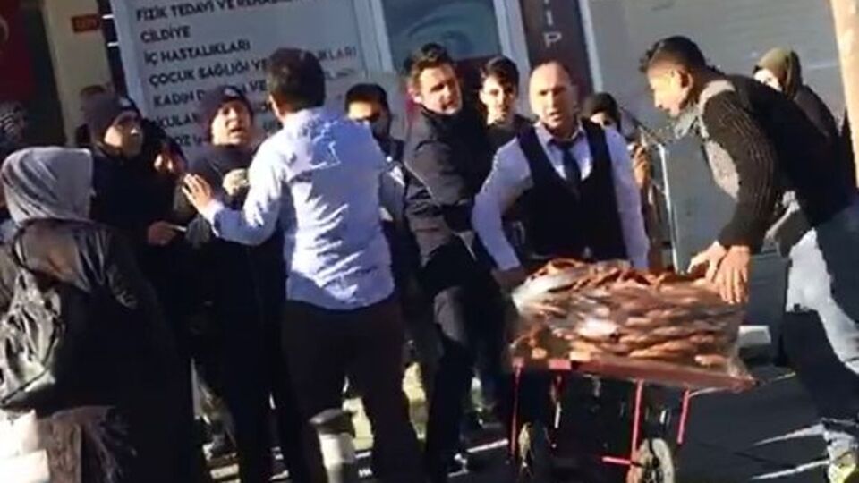 Zabıtaya kızdı, bakın ne yaptı!