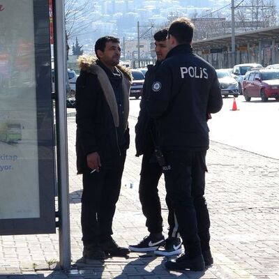 Evden kaçan kızını buldu! Karakola düştü!