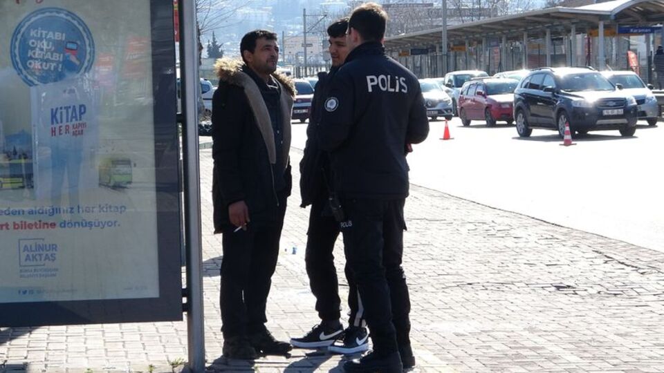 Evden kaçan kızını buldu! Karakola düştü!