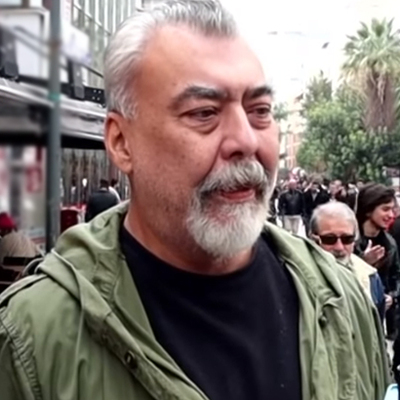 Ünlü edebiyatçı sessizliğini sokakta bozdu!