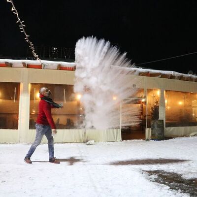 Yer Sivas... Havaya atılan su anında dondu!