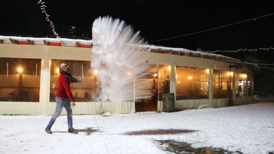 Yer Sivas... Havaya atılan su anında dondu!