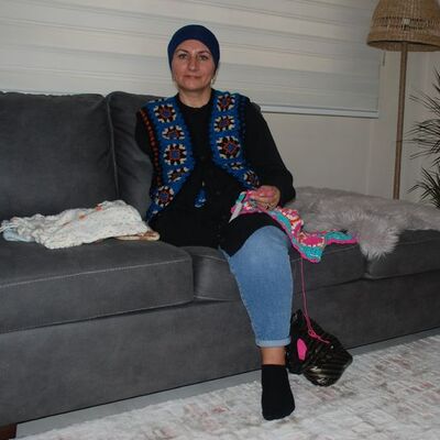 Felaketi yaşadı! Tek eliyle Elazığ için kazak örüyor!