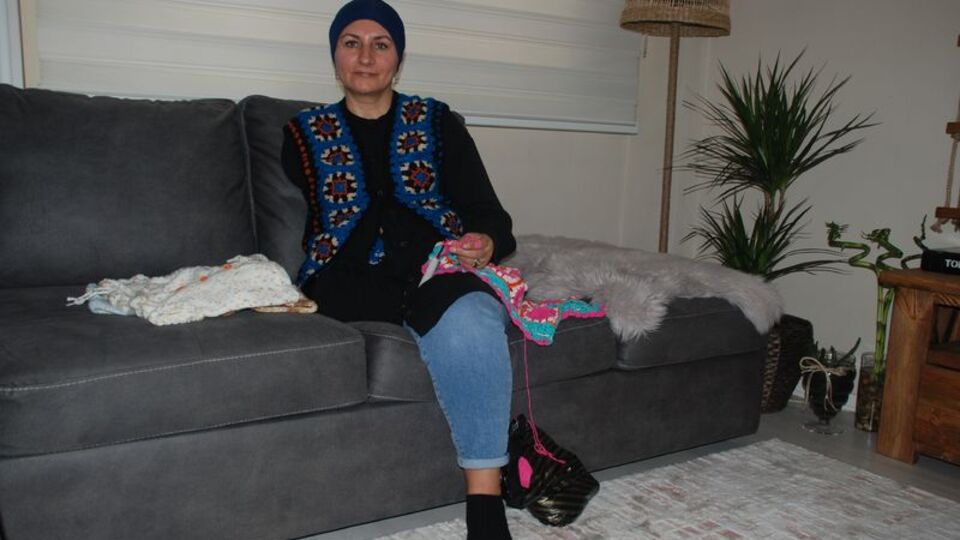 Felaketi yaşadı! Tek eliyle Elazığ için kazak örüyor!