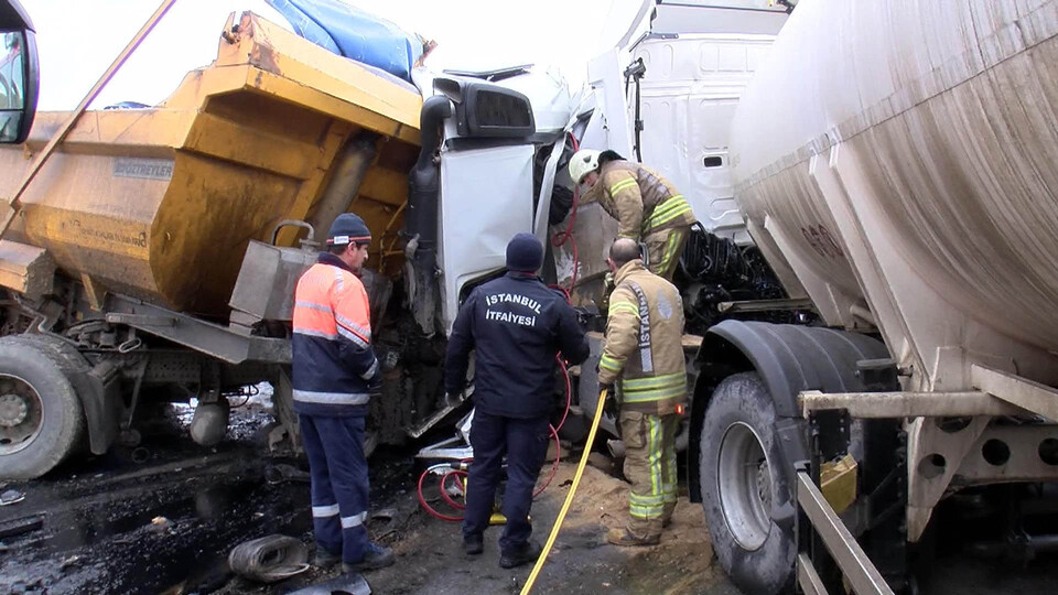 Hafriyat kamyonu ile tanker çarpıştı!