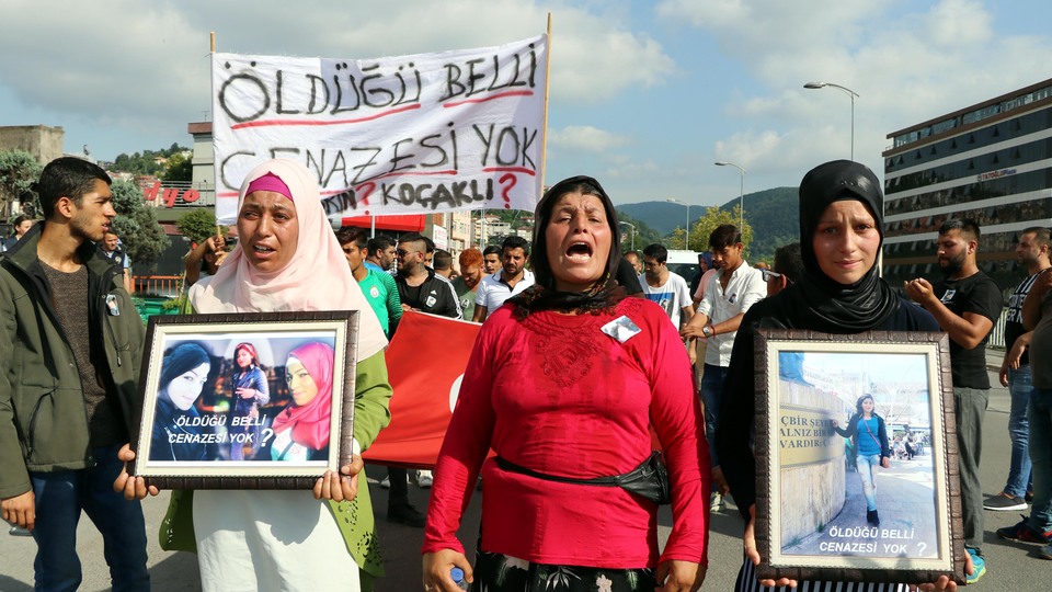 Kız arkadaşını denize atıp boğulmasını izlemiş!