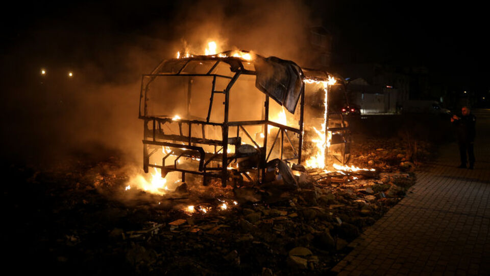 Park halindeki minibüs kül oldu