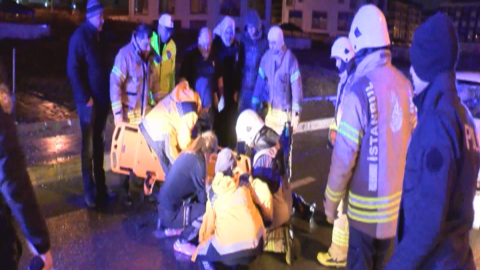 Yangına müdahale ederken otomobil çarptı!