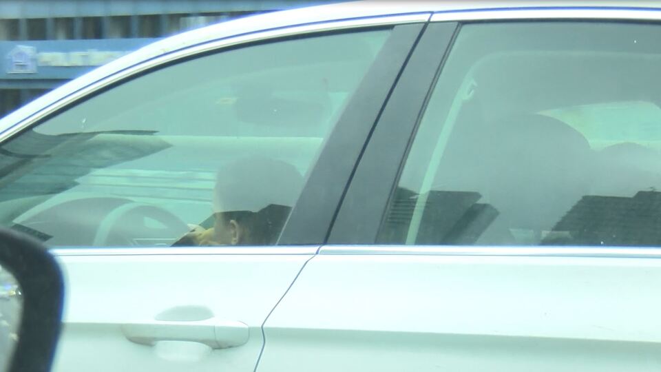 Kucağında çocukla otomobil kullandı!