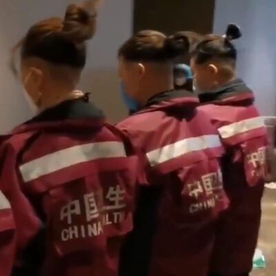 Wuhan'a saçlarını kazıtıp gidiyorlar!