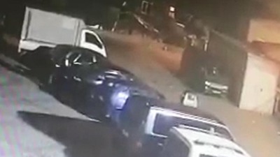 Canları sıkıldı, otomobil lastiği kestiler!