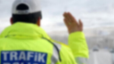 Rüşvetle suçlanan 2 trafik polisi açığı alındı