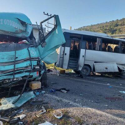 İşçi servisi ile kamyon çarpıştı! 4 ölü, 8 yaralı