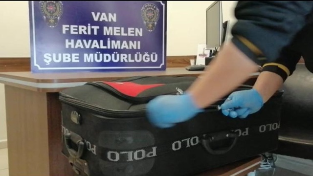 Uyuşturucuyla uçağa binerken yakalandı!
