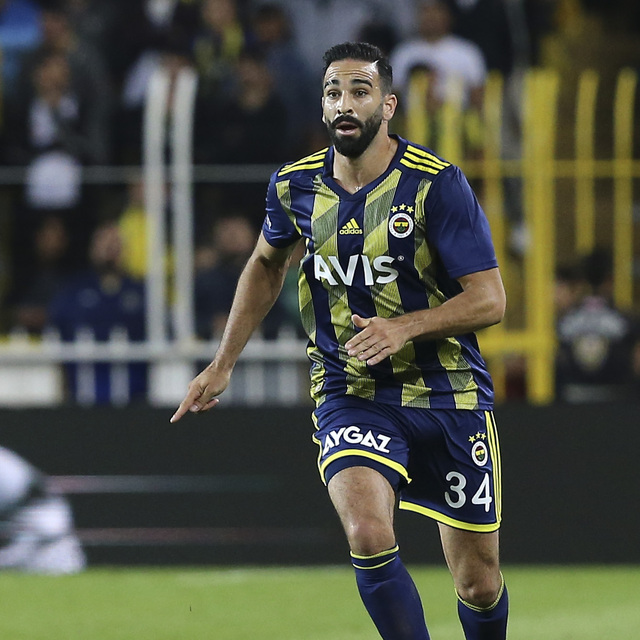 Adil Rami 11'e göz kırpıyor
