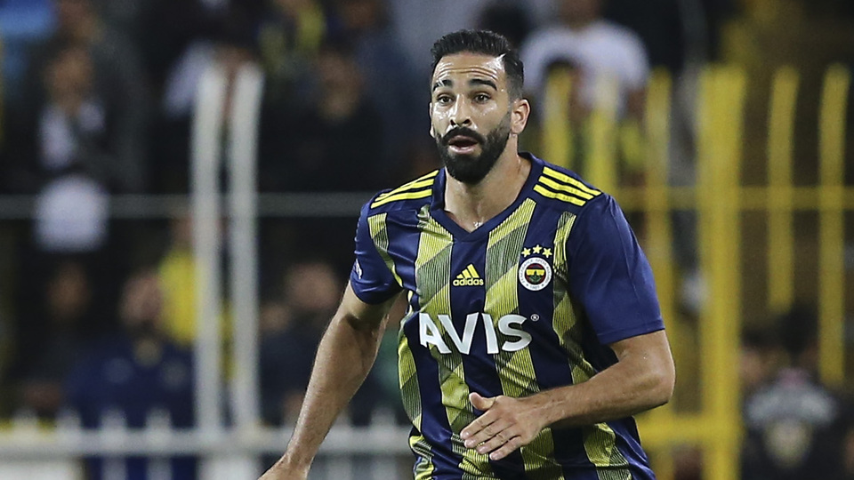 Adil Rami 11'e göz kırpıyor