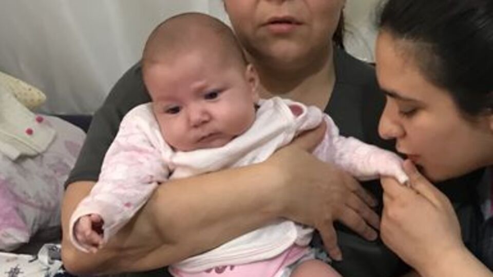 Karısı, 40 günlük bebeği ve üvey kızını bıçakladı