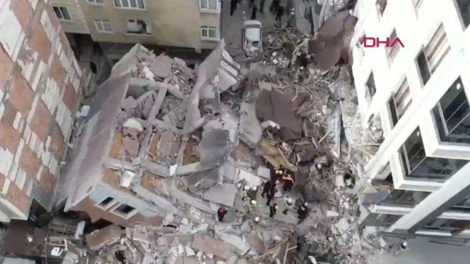 Bahçelievler'de bina çöktü!