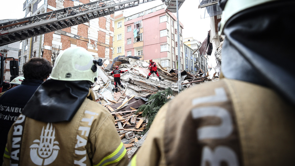 7 katlı binanın çökme anı kamerada!