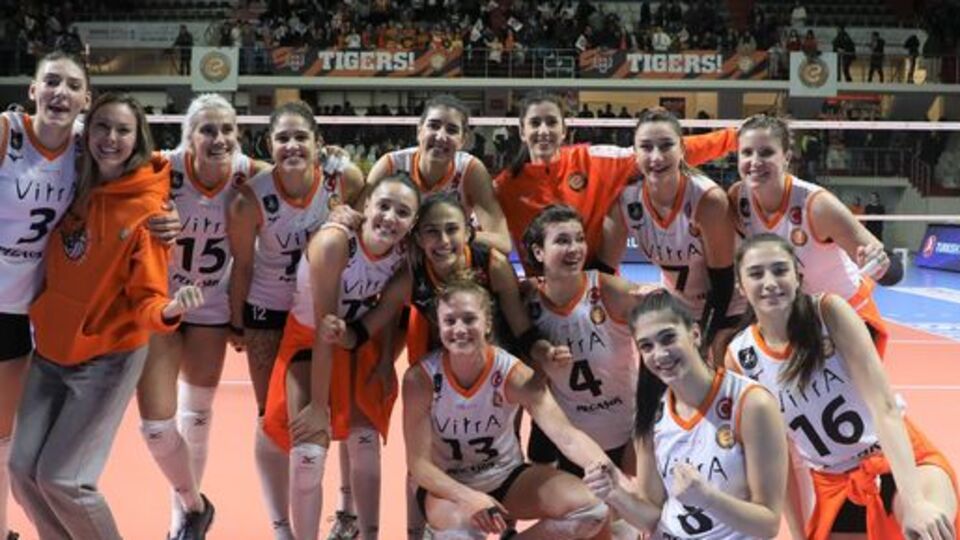 Eczacıbaşı, Fenerbahçe'yi devirdi