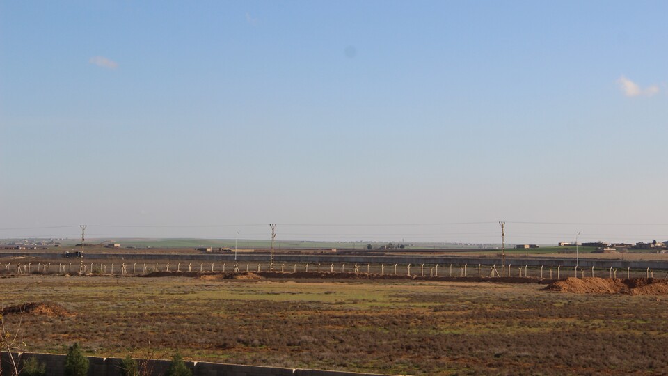 Sınırdaki menfezden cephanelik çıktı!