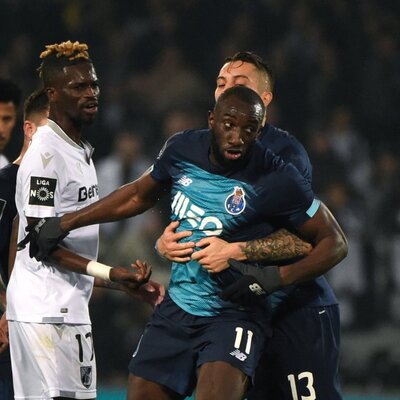 Irkçı saldırı! Sahayı terk etti...