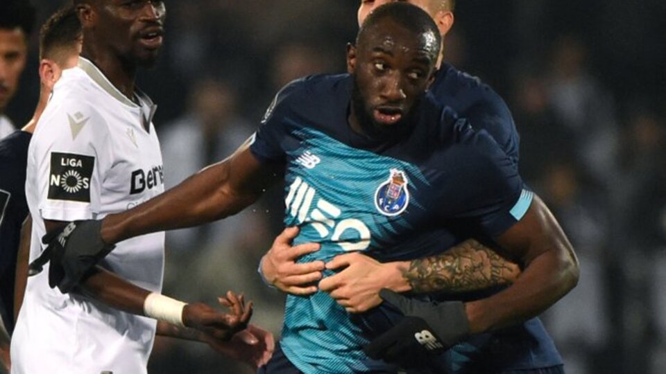 Irkçı saldırı! Sahayı terk etti...