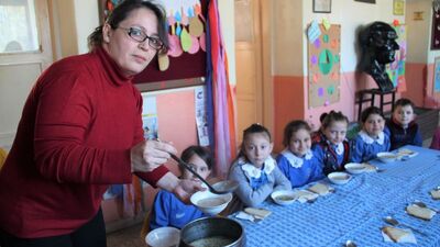 Öğrencilerine her sabah çorba yapıyor!