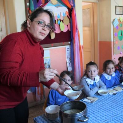 Öğrencilerine her sabah çorba yapıyor!