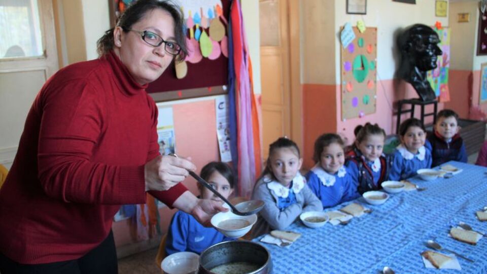 Öğrencilerine her sabah çorba yapıyor!