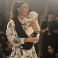 Tülin Şahin kızıyla podyumda