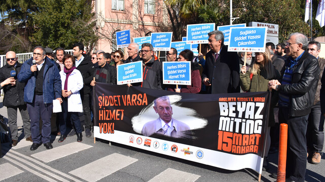 Sağlık çalışanlarından şiddete karşı eylem