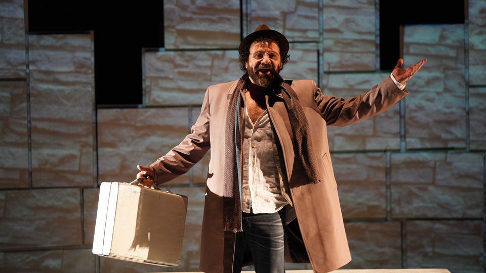 Sahnede 'Bir Garip Orhan Veli'