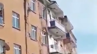 4.2'lik depremde yıkıldı! İşte o anlar