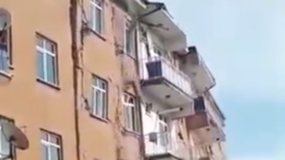 4.2'lik depremde yıkıldı! İşte o anlar