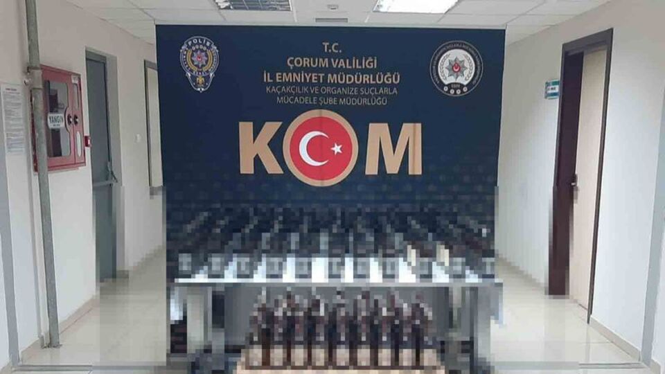 Kaçak içki gönderirken yakalandı