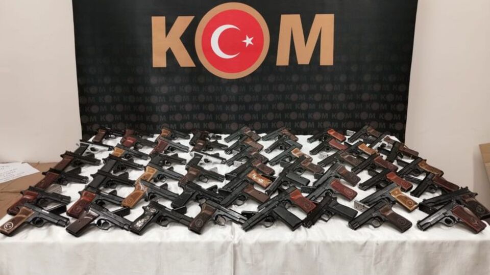 Giresun'da 56 ruhsatsız tabanca ele geçirildi