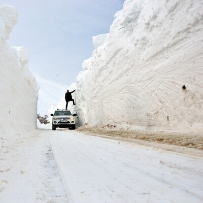 Kar 6 metreyi aştı! Tüneller ortaya çıktı